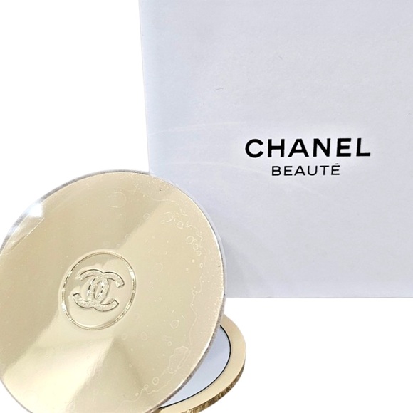 CHANEL Beauté Gold Compact Mirror - Picture 1 of 1